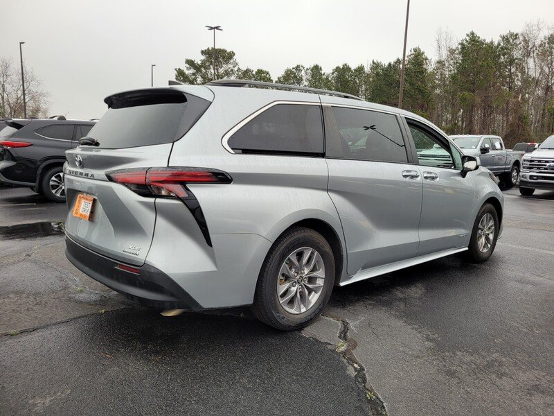 2021 Toyota Sienna XLE - Photo 13