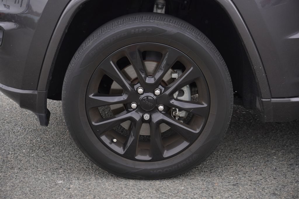 Used 2021 Gray Jeep Laredo X image 3
