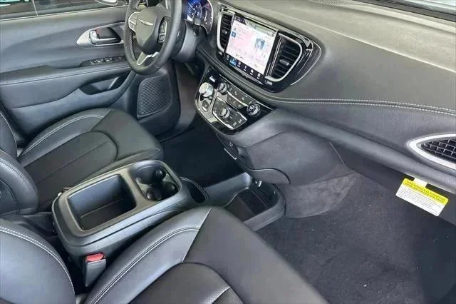 2026 Chrysler Pacifica Select - Photo 17