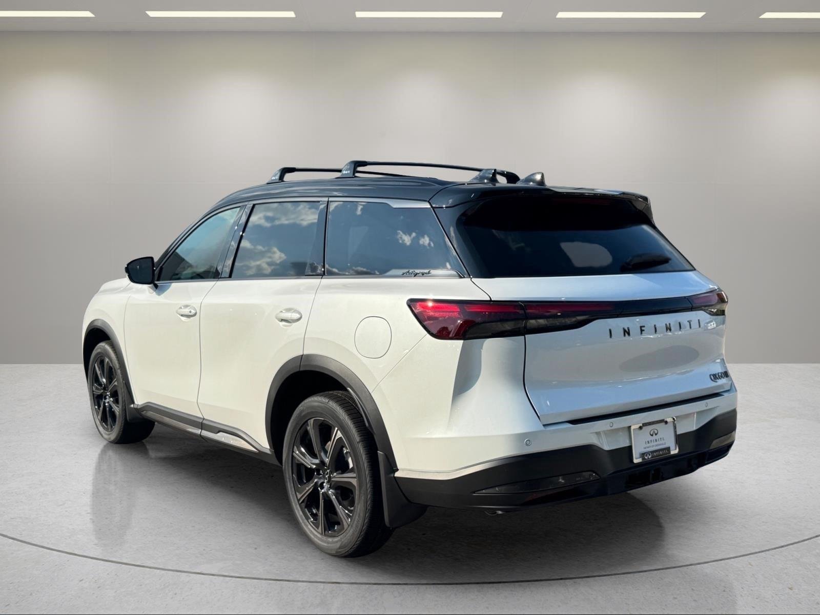 New 2027 2T RAD WHT INFINITI Autograph AWD image 3