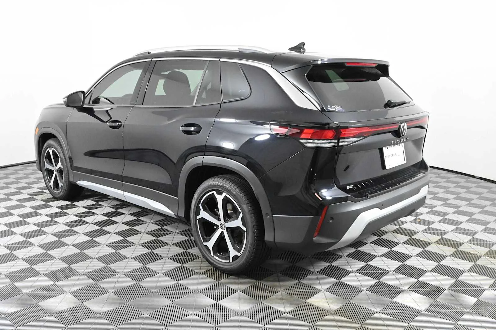 New 2026 Deep Black Pearl Volkswagen SE image 7