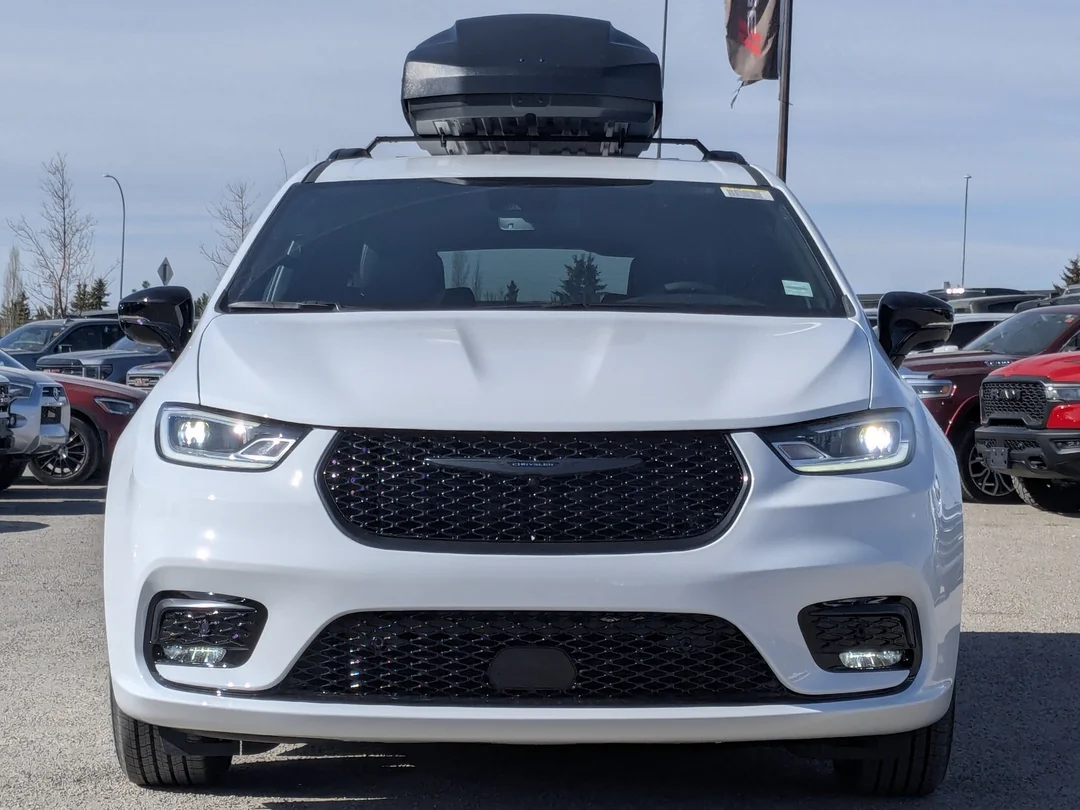New 2026 White Chrysler Select - - FWD - 360 Camera - FAV Edition - Power Liftgate - Remote Start & More! image 3