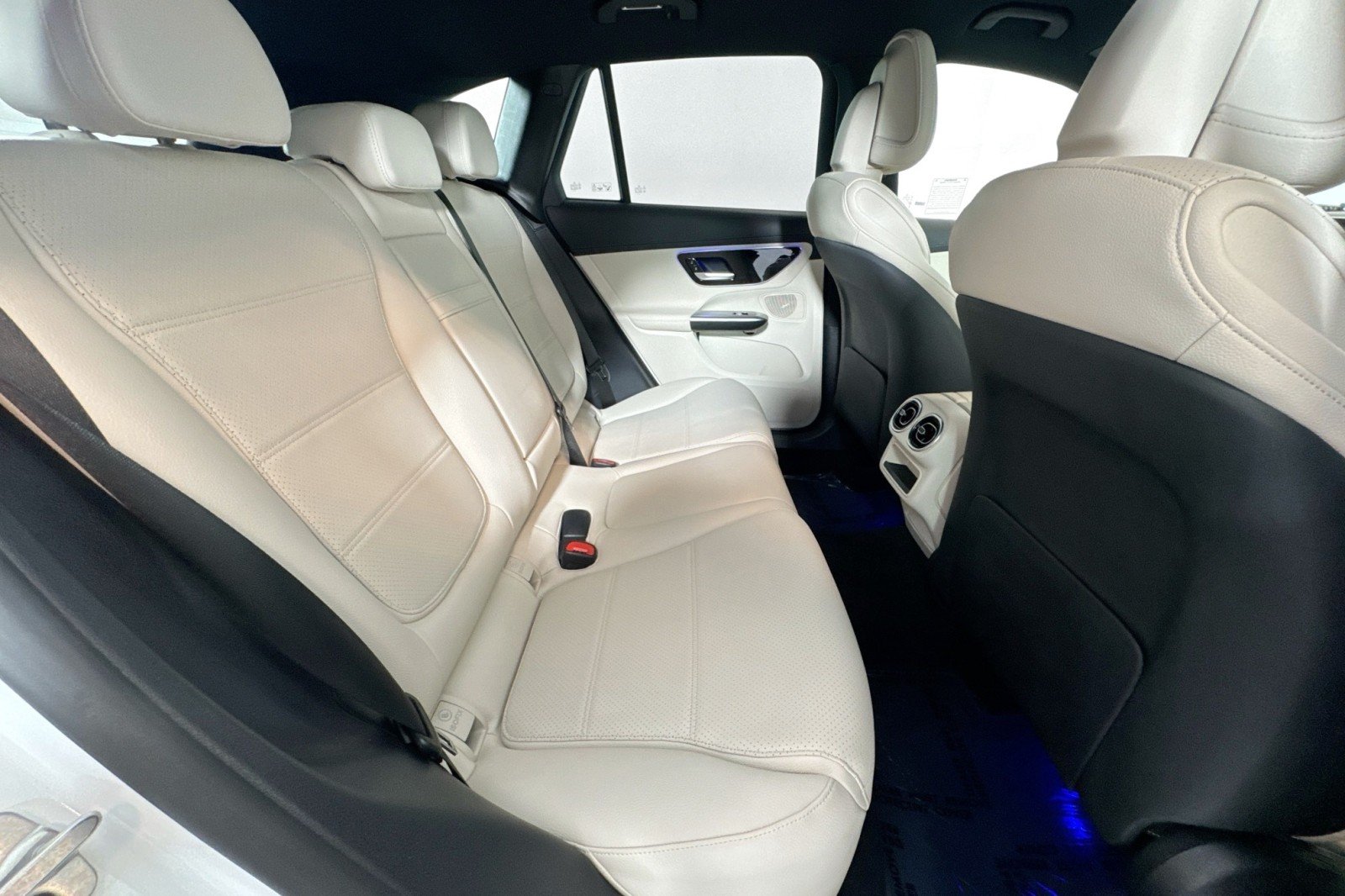 Used 2025 Polar White Mercedes-Benz GLC 300 SUV image 25