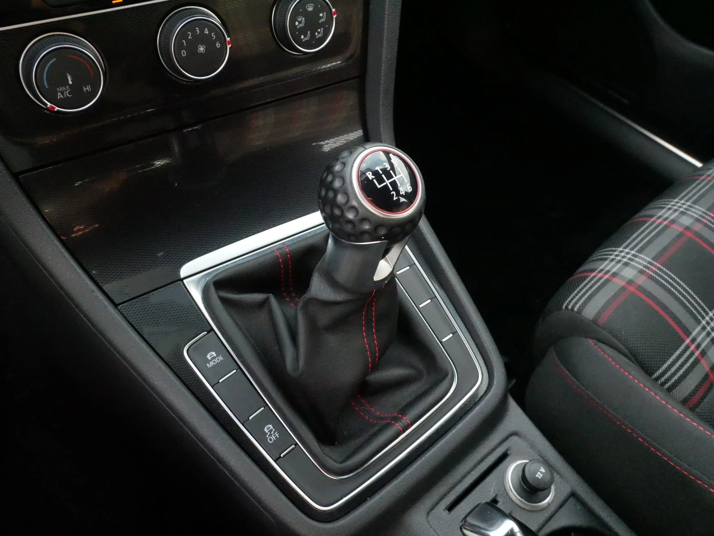 Used 2015 Deep Black Pearl Volkswagen S image 24