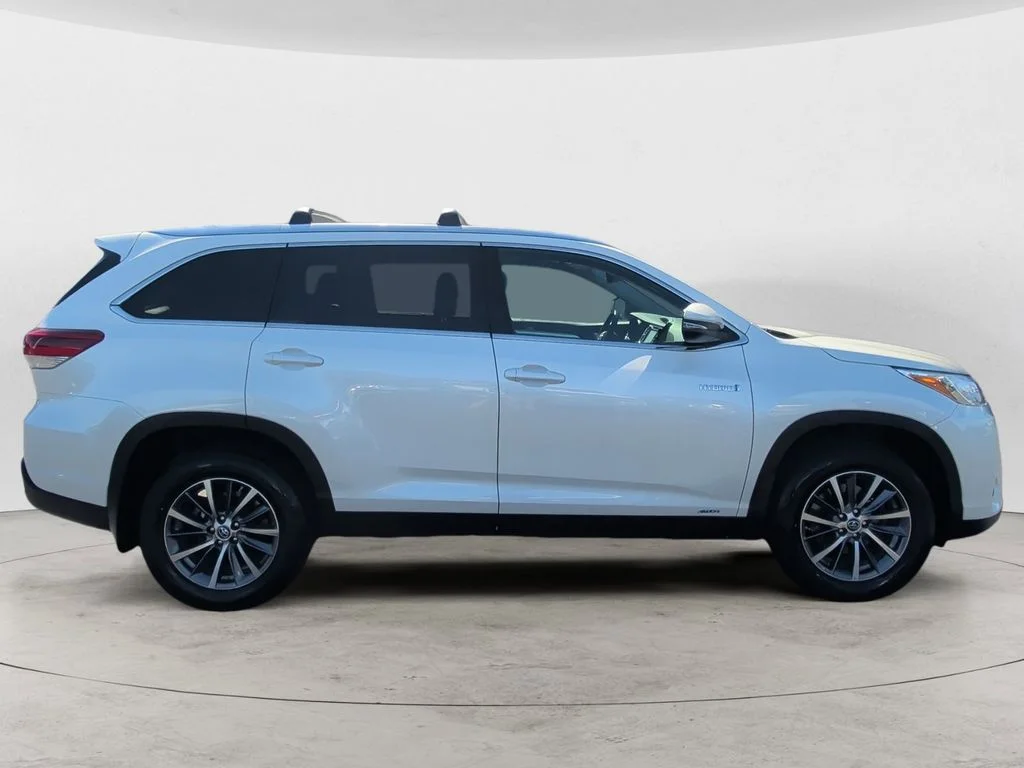 Used 2019 White Toyota XLE image 6