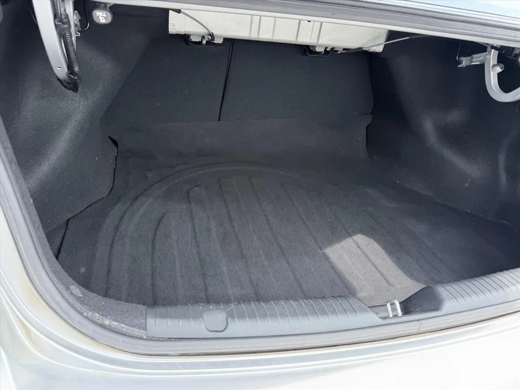 Used 2018 Silver Kia LX image 23