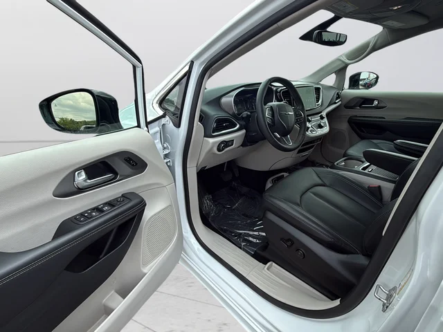 Used 2024 White Chrysler Touring L image 34