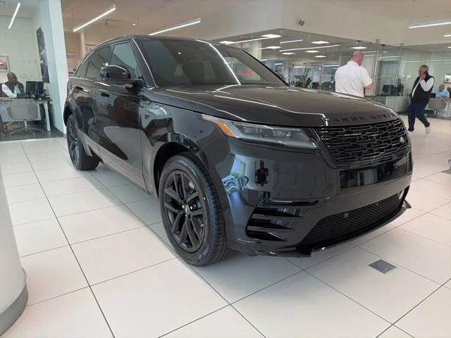 New 2026 Santorini Black Land Rover Dynamic SE image 4