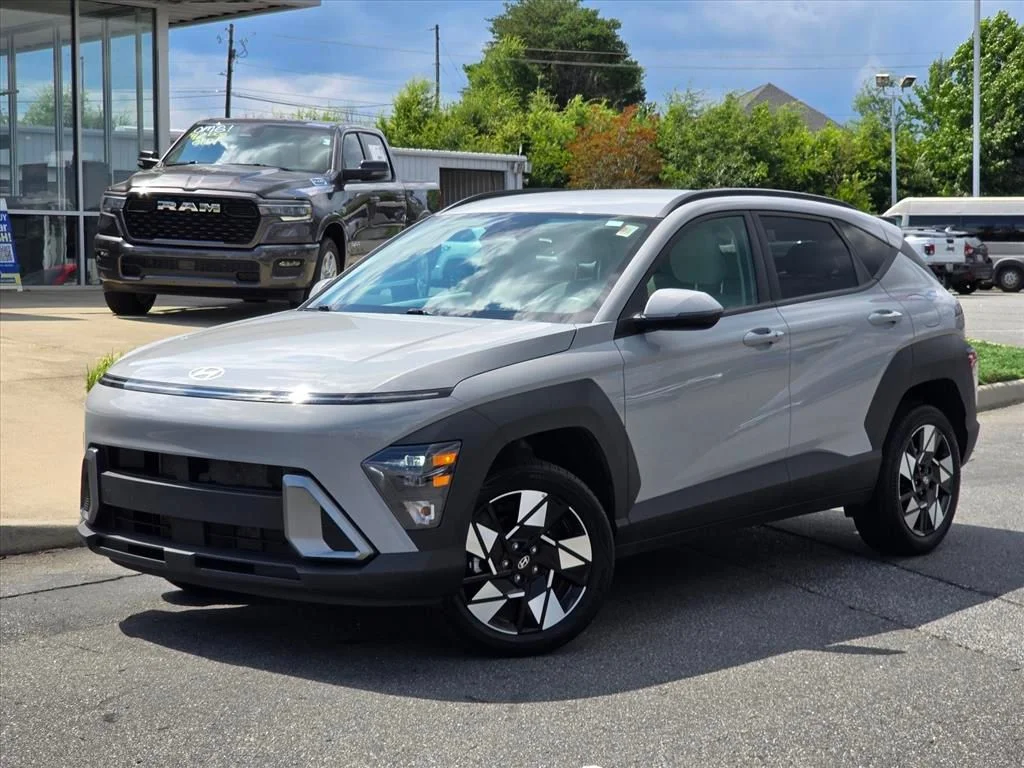 Used 2025 Gray Hyundai SEL image 2
