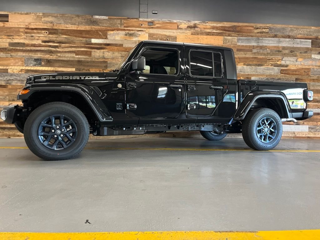 New 2026 Black Clear-Coat Exterior Paint Jeep 85th Anniversary Edition image 39