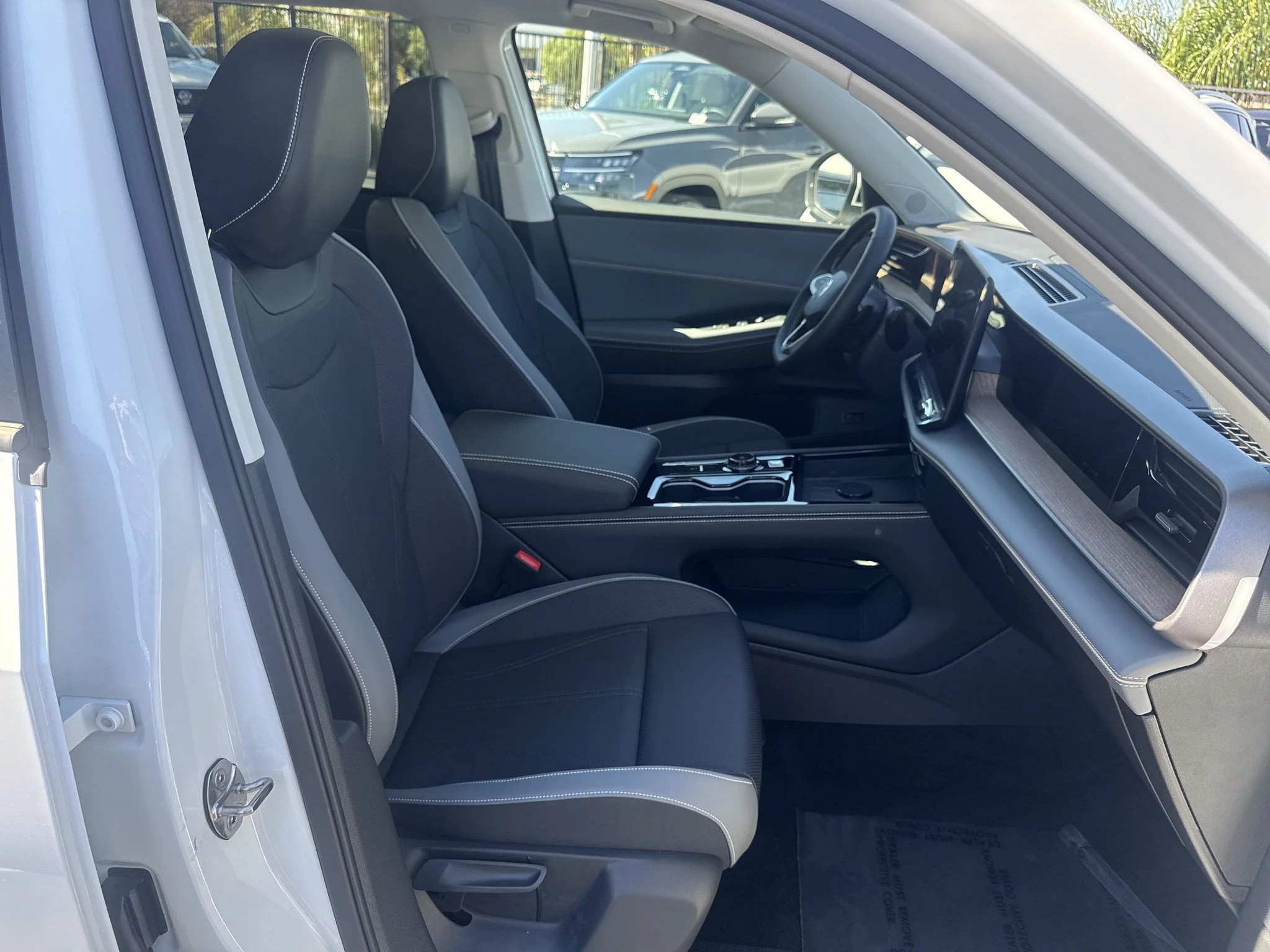 New 2027 Opal White Pearl Volkswagen SE w/Technology image 19