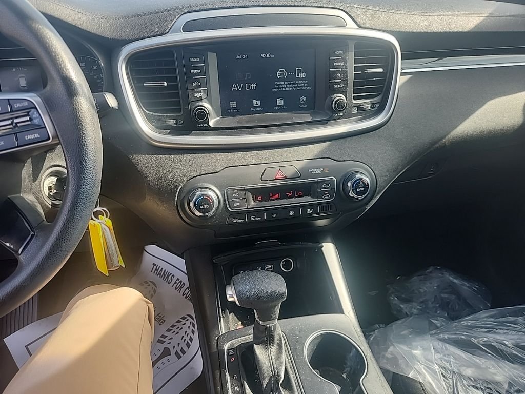 Used 2019 White Kia LX image 23