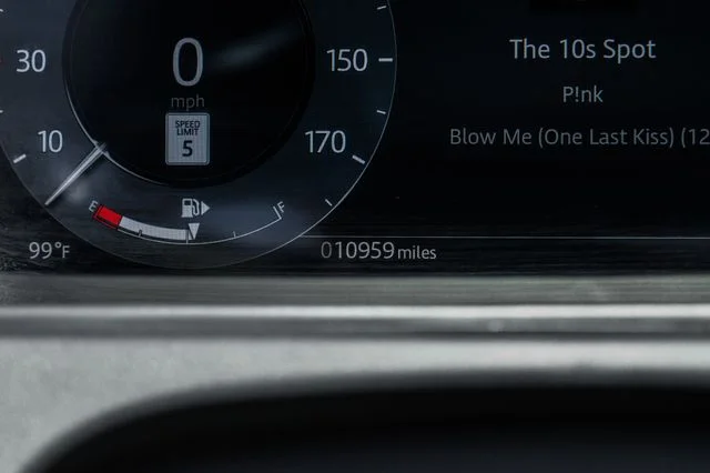 Used 2025  Land Rover Dynamic SE image 22