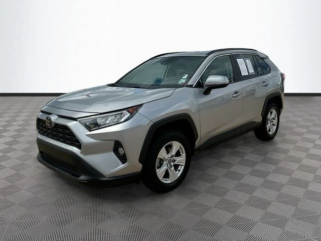 Used 2021 Silver Toyota XLE image 3