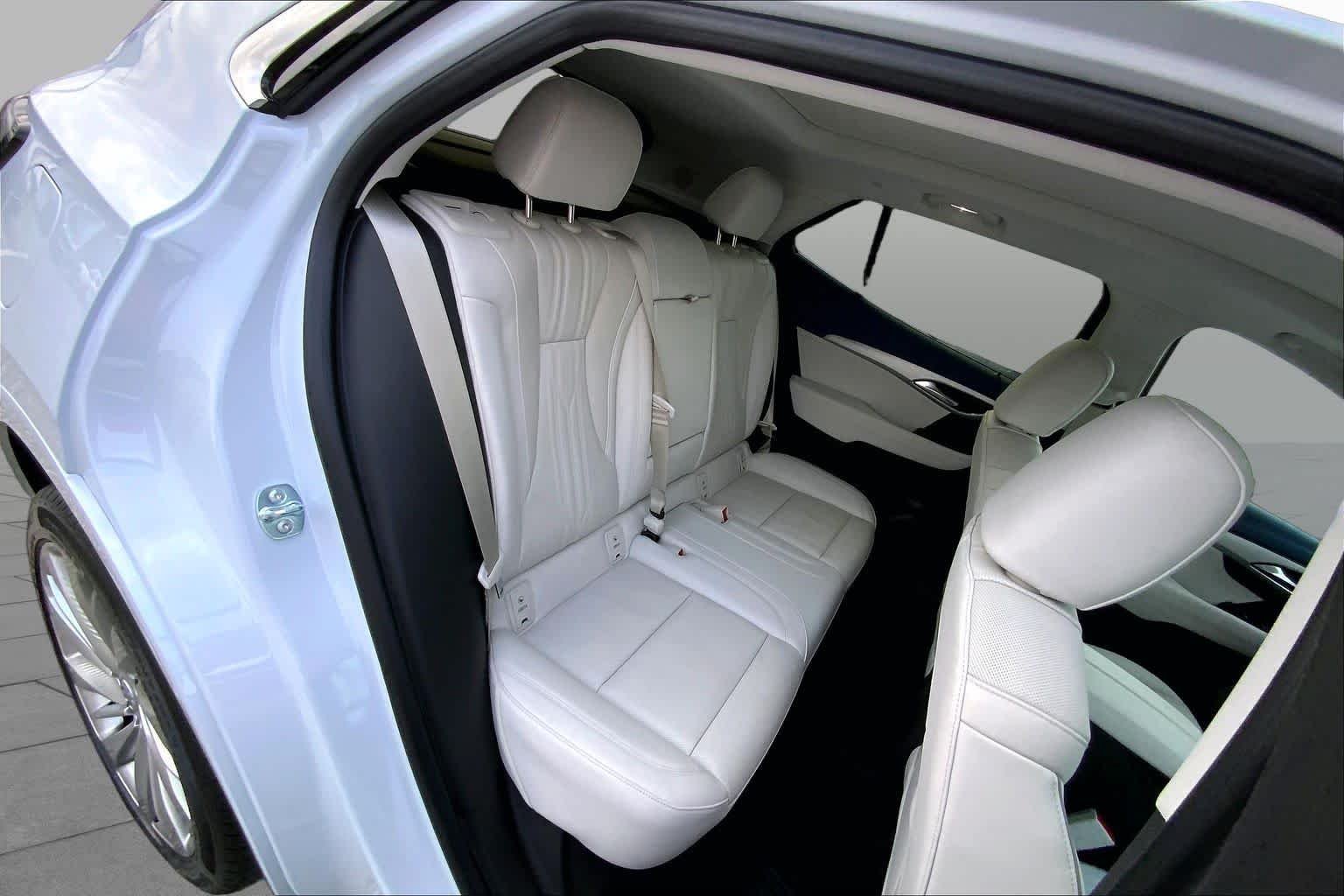Used 2026 Iridescent White Tricoat Buick Avenir image 17