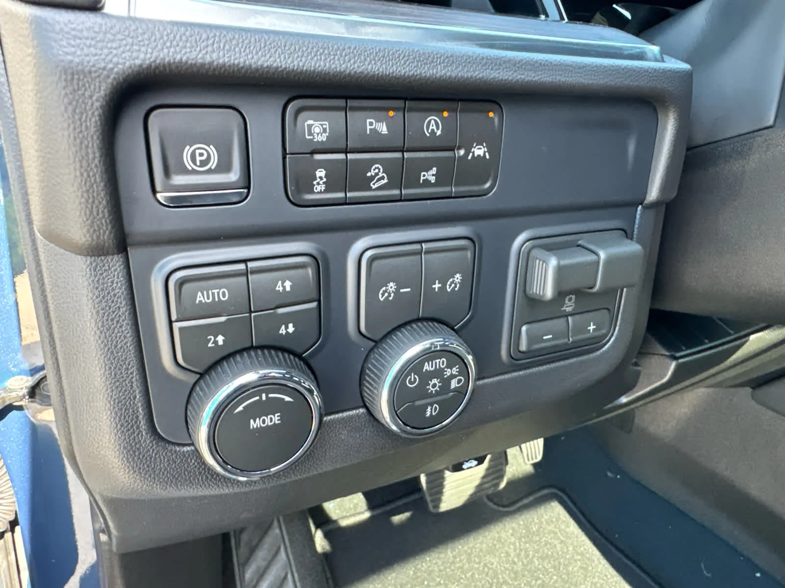 2027 Chevrolet Suburban LT - Photo 23