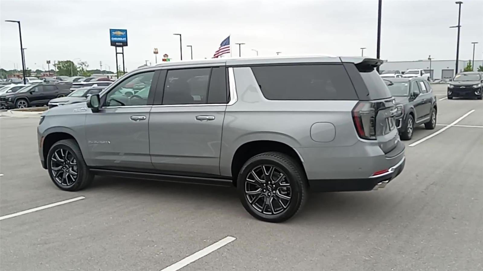 2026 Chevrolet Suburban High Country - Photo 6
