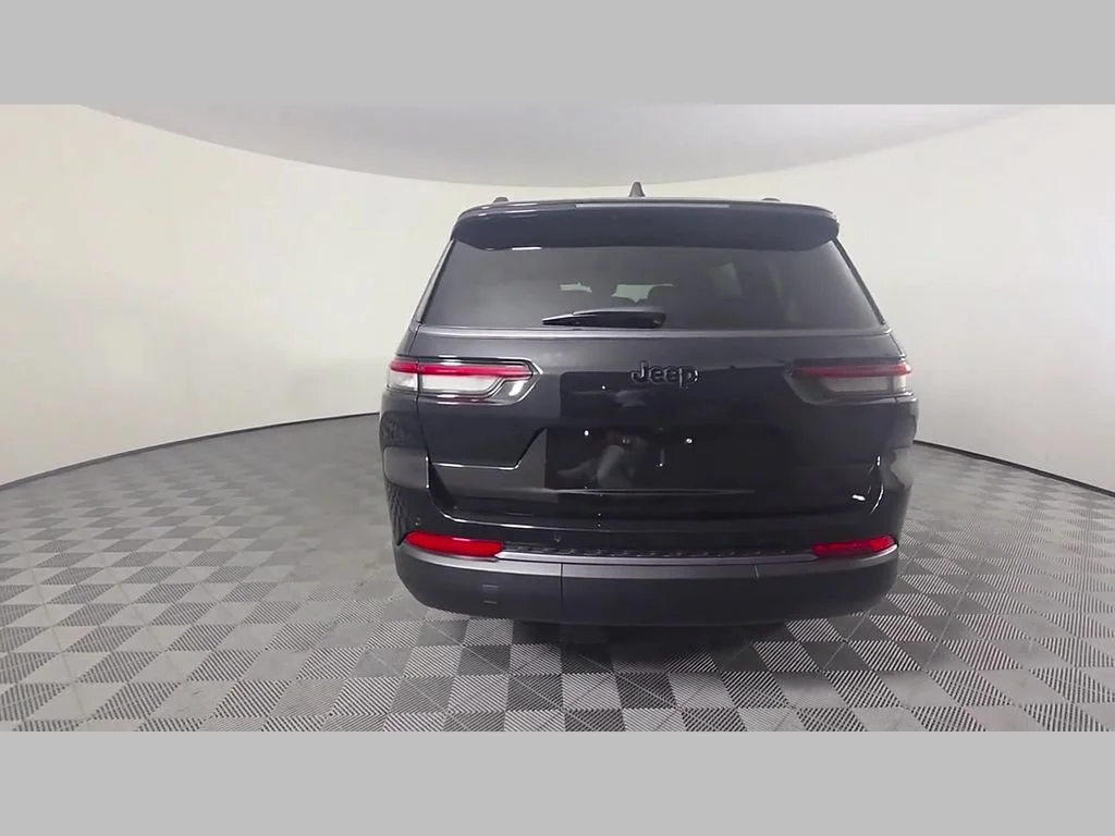 New 2026 Diamond Black Crystal Pearl-Coat Exterior Paint Jeep Laredo Altitude image 30