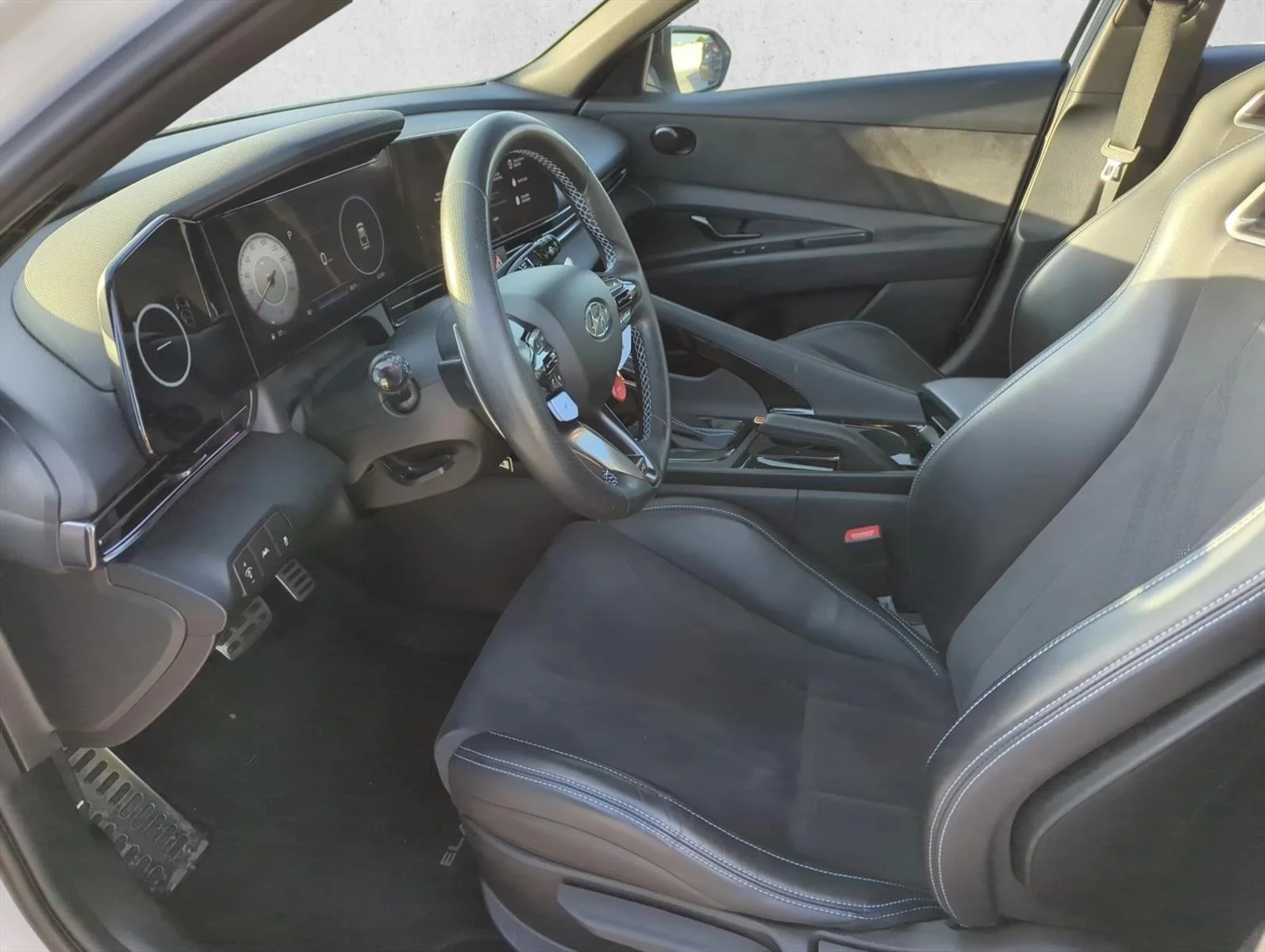 Used 2023 Ceramic White Hyundai  image 10