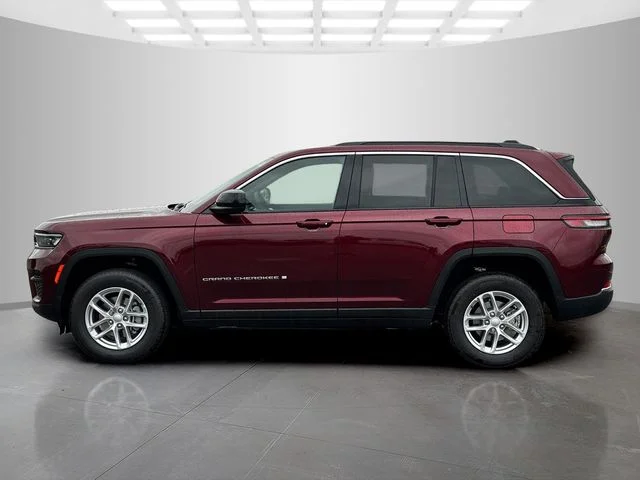 New 2026 Velvet Red Pearl-Coat Exterior Paint Jeep Laredo X image 4