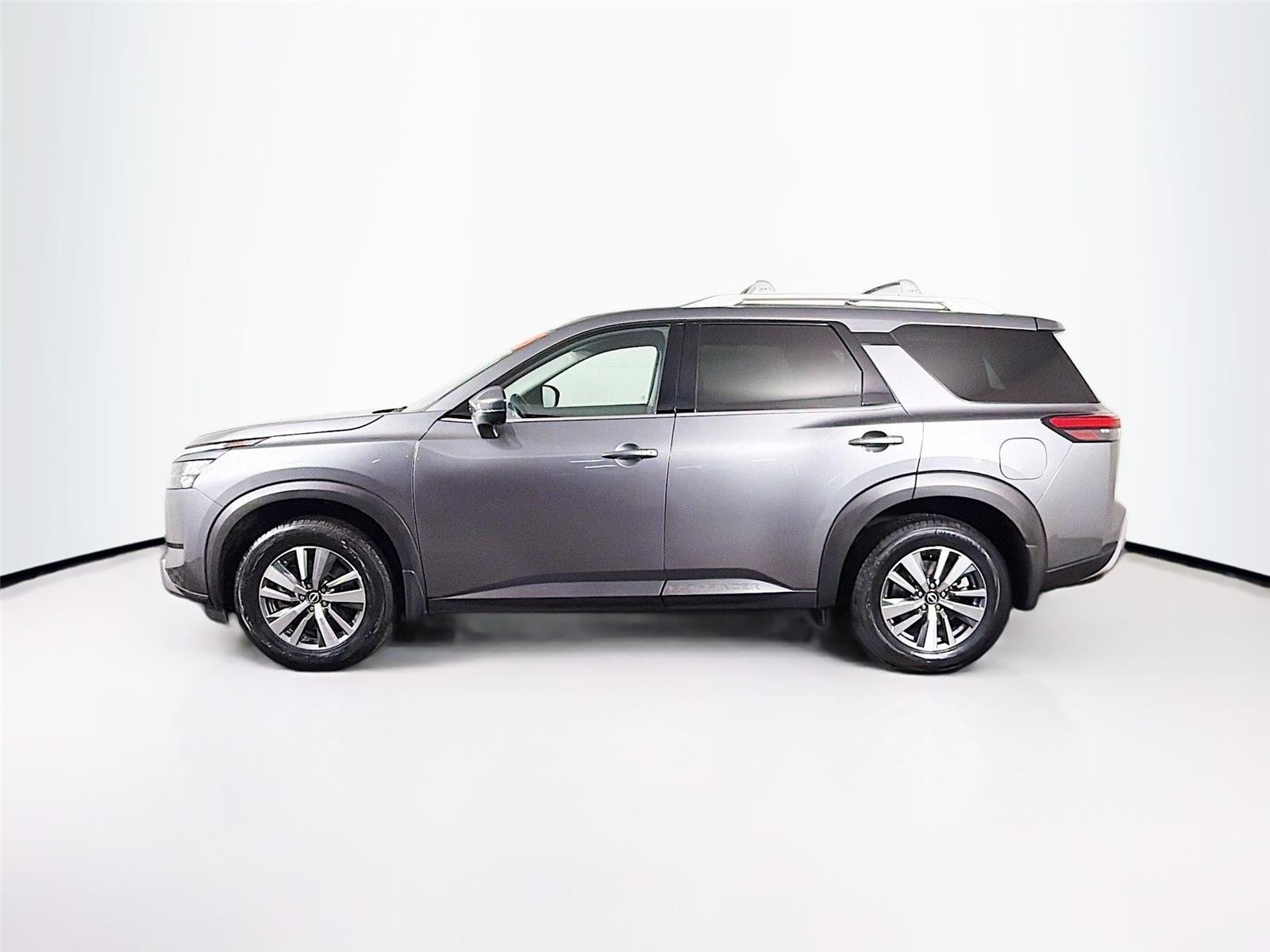Used 2025  Nissan SL image 4
