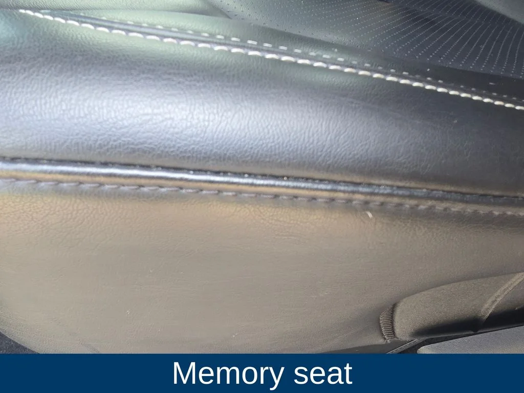 Used 2023 Black Chrysler Touring L image 12