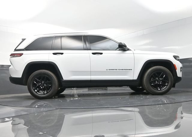Used 2024 White Jeep Laredo X image 39