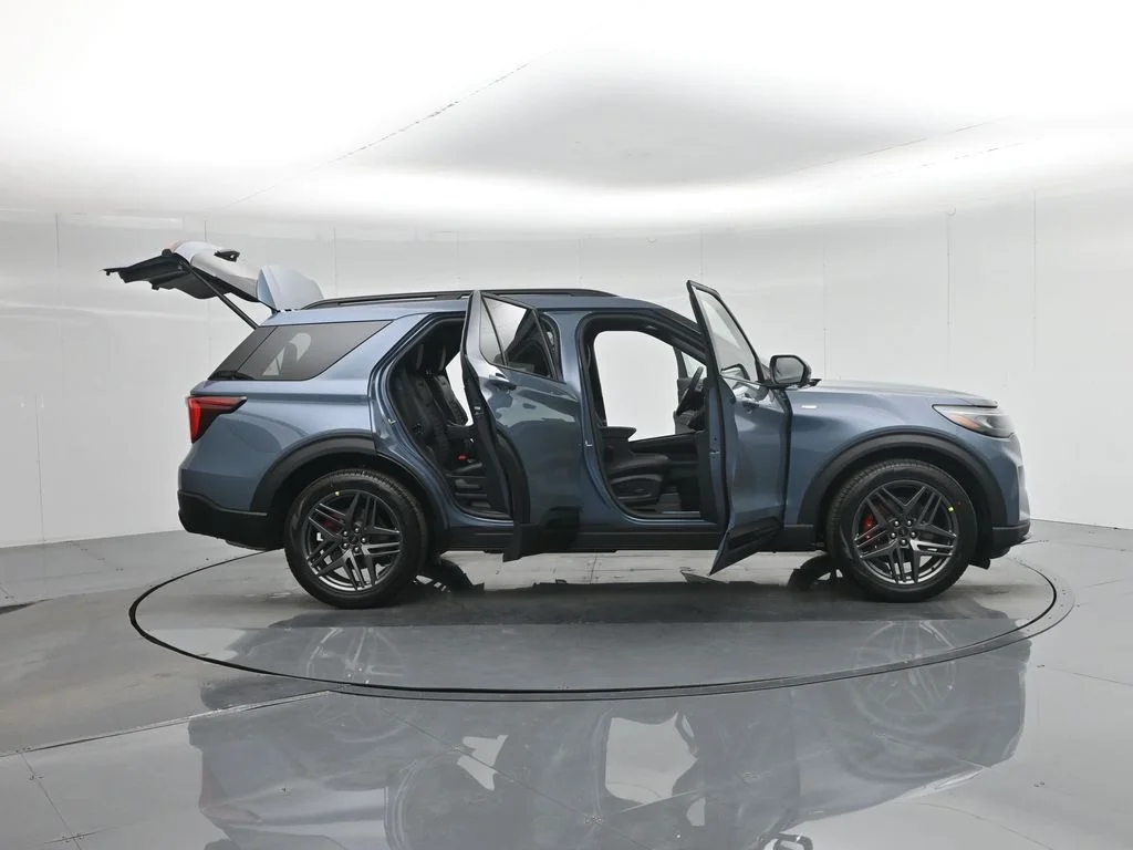 New 2026 Vapor Blue Metallic Ford ST-Line image 4