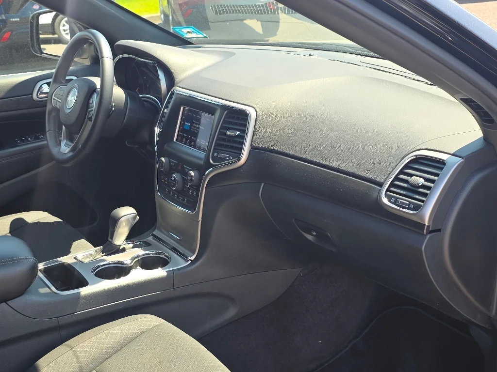 Used 2018 Diamond Black Crystal Pearlcoat Jeep Laredo E image 21
