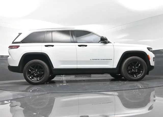 Used 2024 White Jeep Laredo X image 39