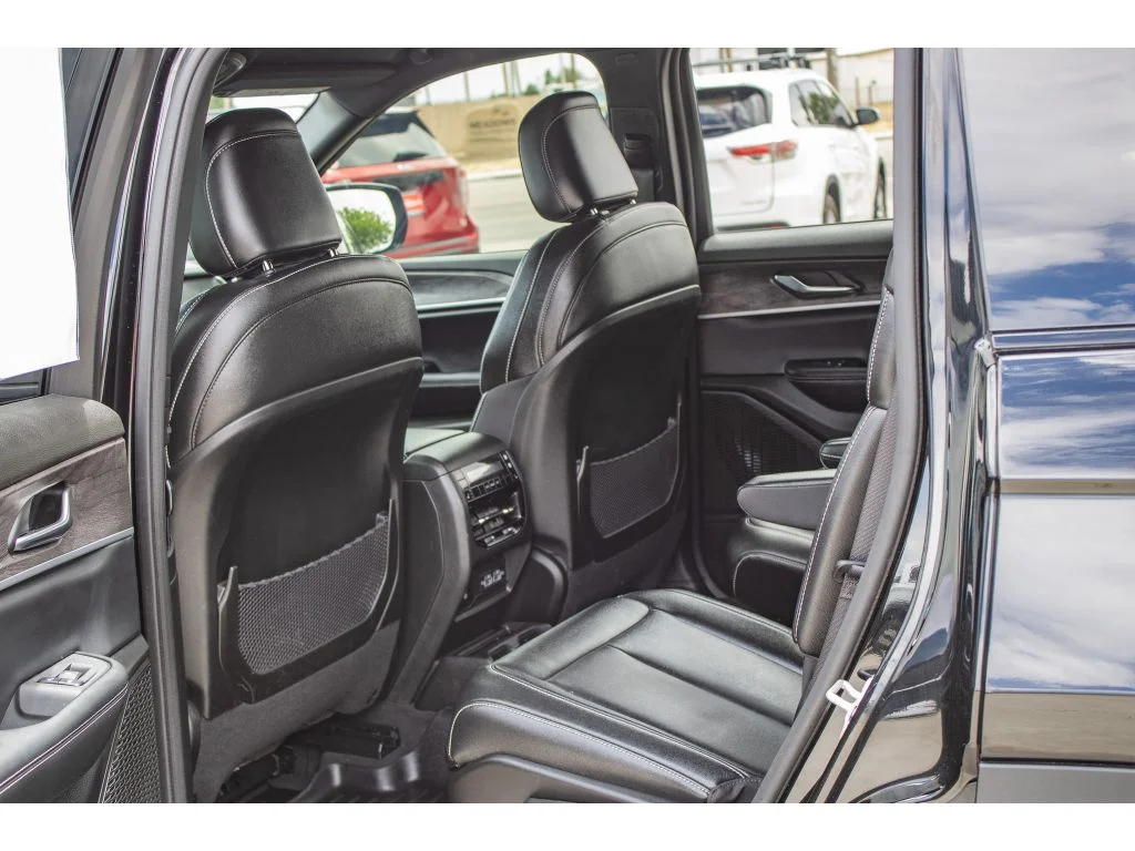 Used 2024 Diamond Black Crystal Pearlcoat Jeep Limited image 18
