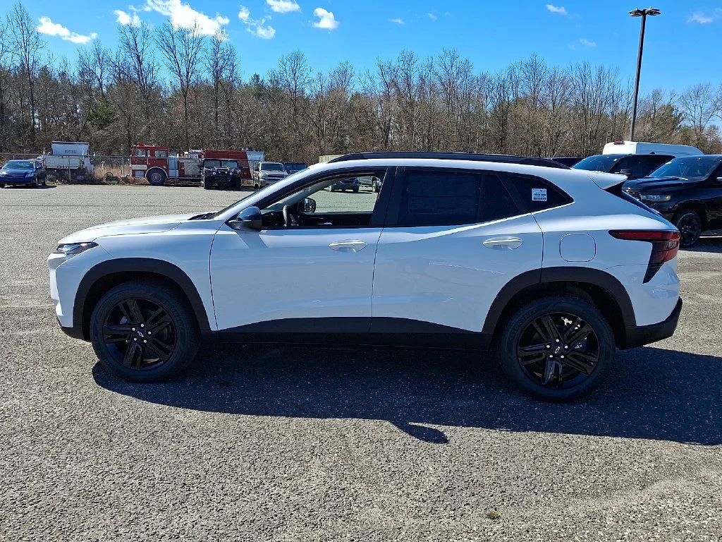 New 2026 Summit White Chevrolet ACTIV image 5