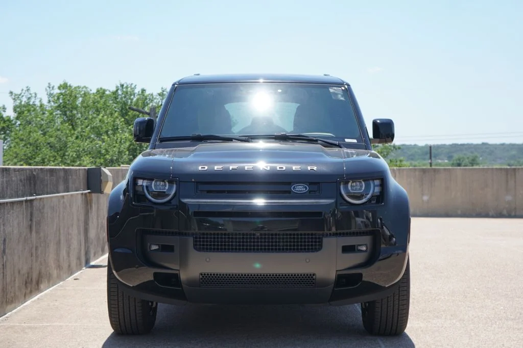New 2026 Black Land Rover X-Dynamic SE image 3