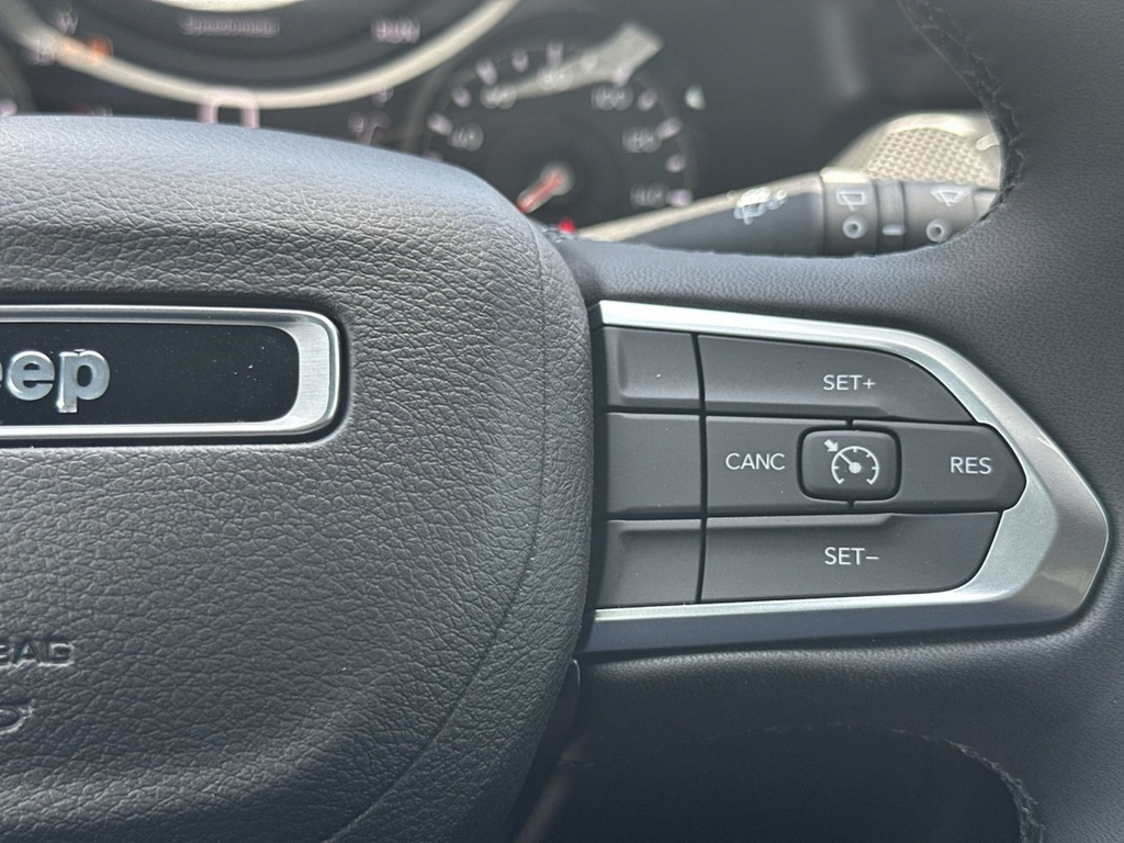 New 2026 Red Hot Pearl-Coat Exterior Paint Jeep Latitude image 30