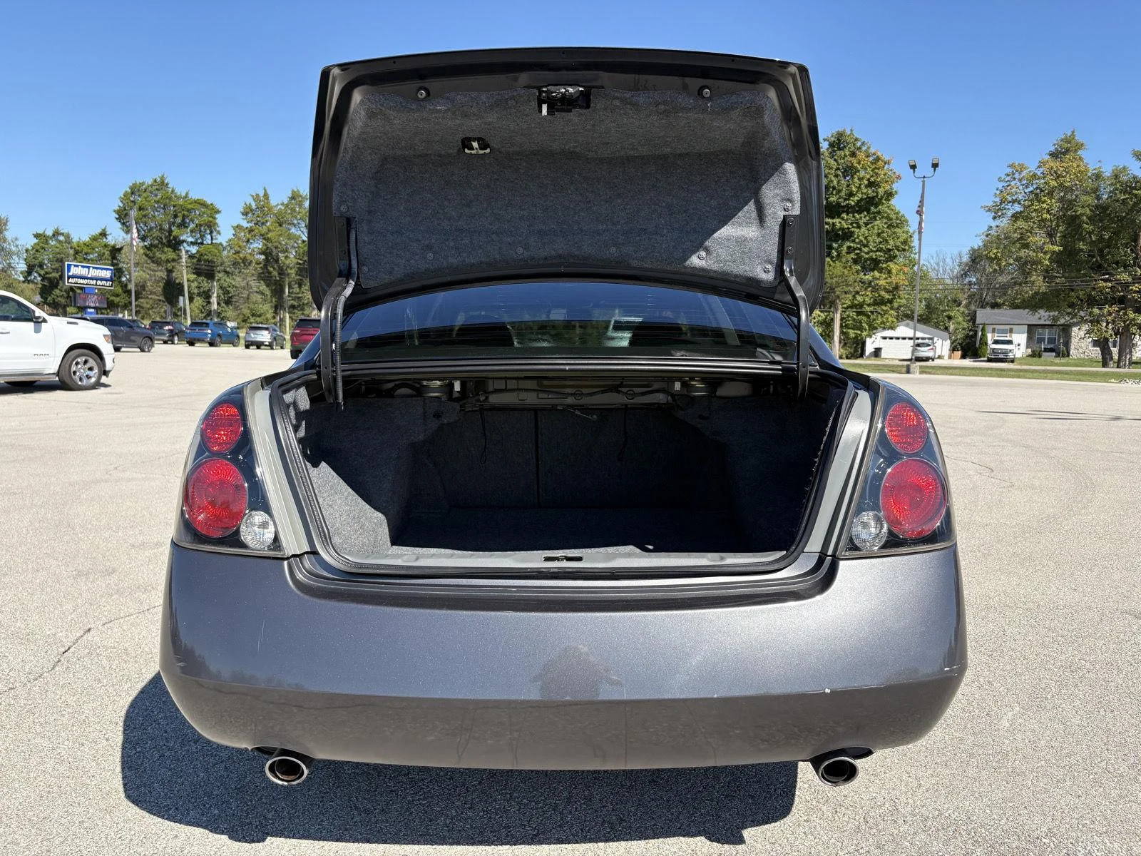 Used 2005 Smoke Metallic Nissan 3.5 SE image 13