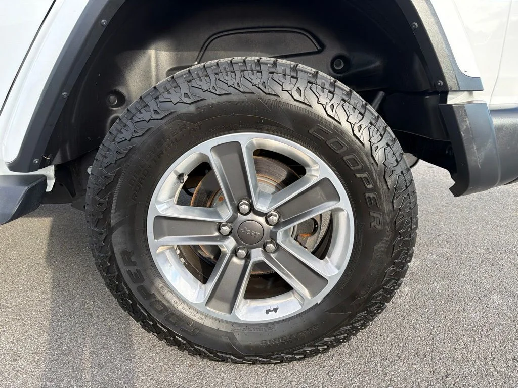 Used 2020 White Jeep Unlimited Sahara image 12