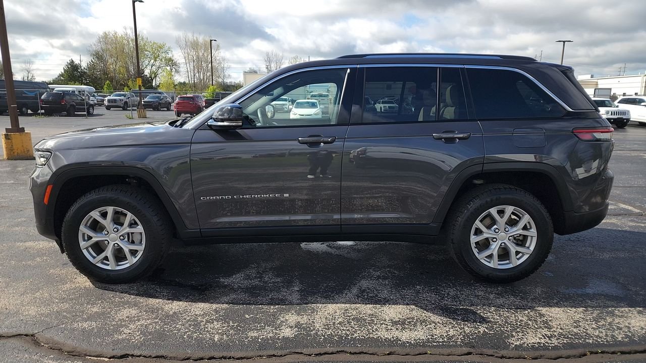Used 2023 Baltic Gray Metallic Clearcoat Jeep Limited image 5