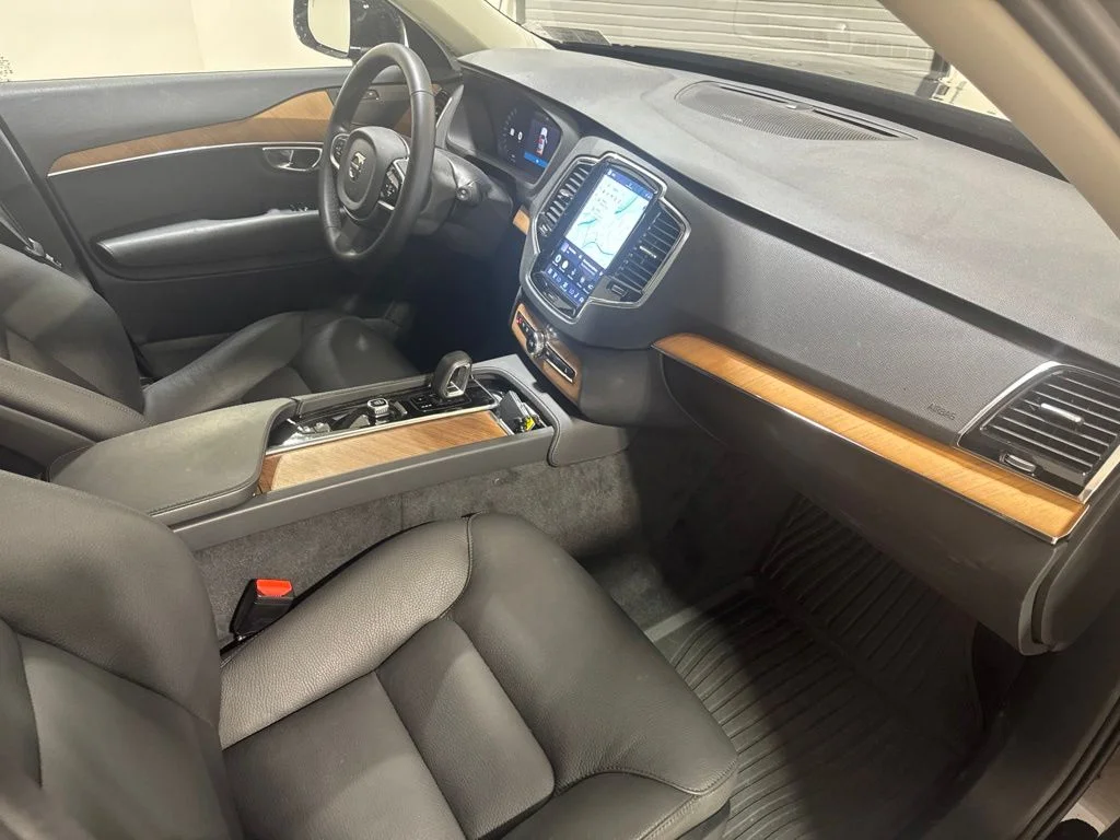 Certified Used 2025 Onyx Black Metallic Volvo T8 Plus image 28