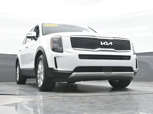 Used 2022 White Kia LX image 22