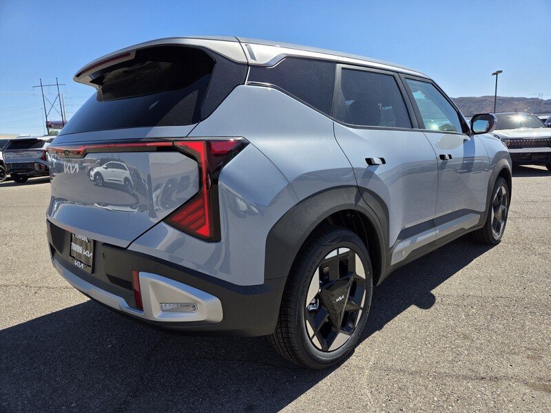 New 2027 Pale Gray Kia S image 3