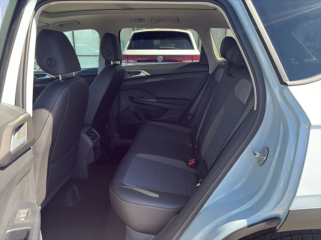 New 2027 Monument Gray w/ Deep Black Roof Volkswagen SE Black FWD image 6