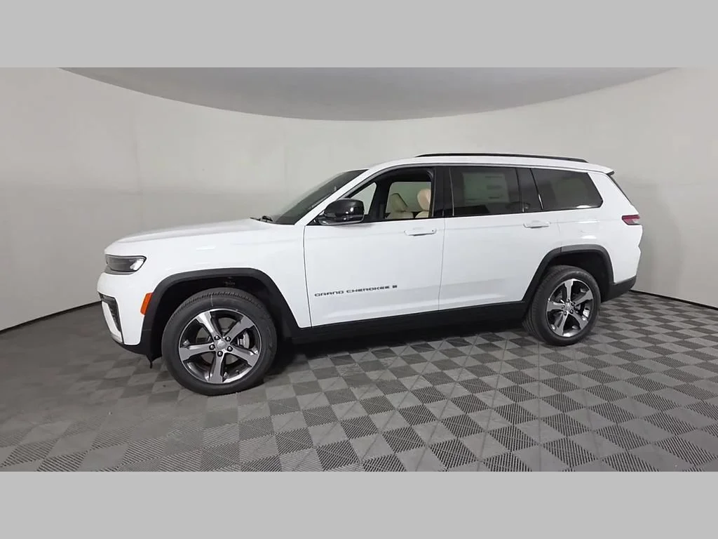 New 2026 Bright White Clear-Coat Exterior Paint Jeep Limited image 42