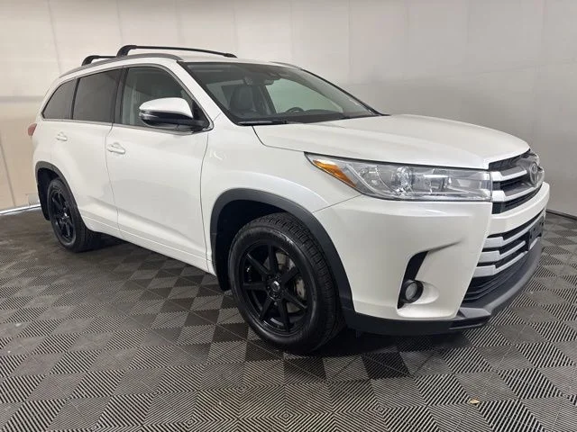 Used 2018 Blizzard Pearl Toyota XLE image 1