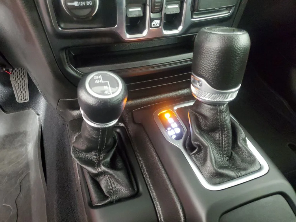 Used 2023 Red Jeep Sport S image 17