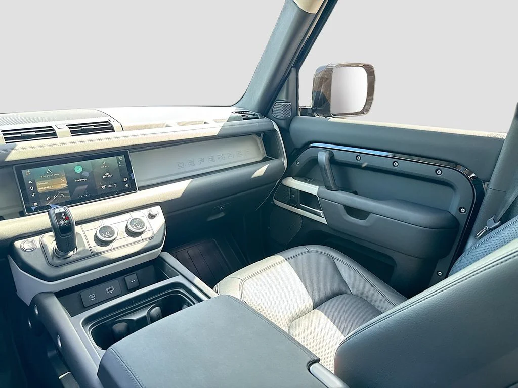 Used 2024  Land Rover S image 25