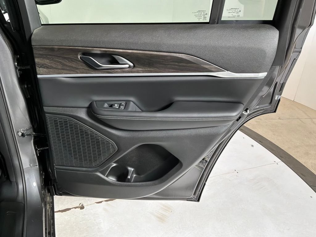 New 2026 Baltic Gray Metallic Clear-Coat Exterior Paint Jeep Altitude image 16