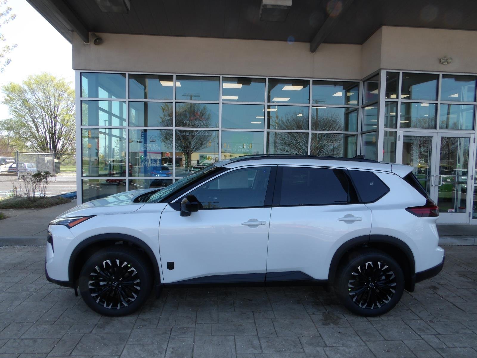 New 2026 Everest White Pearl TriCoat Nissan Dark Armor™ image 4