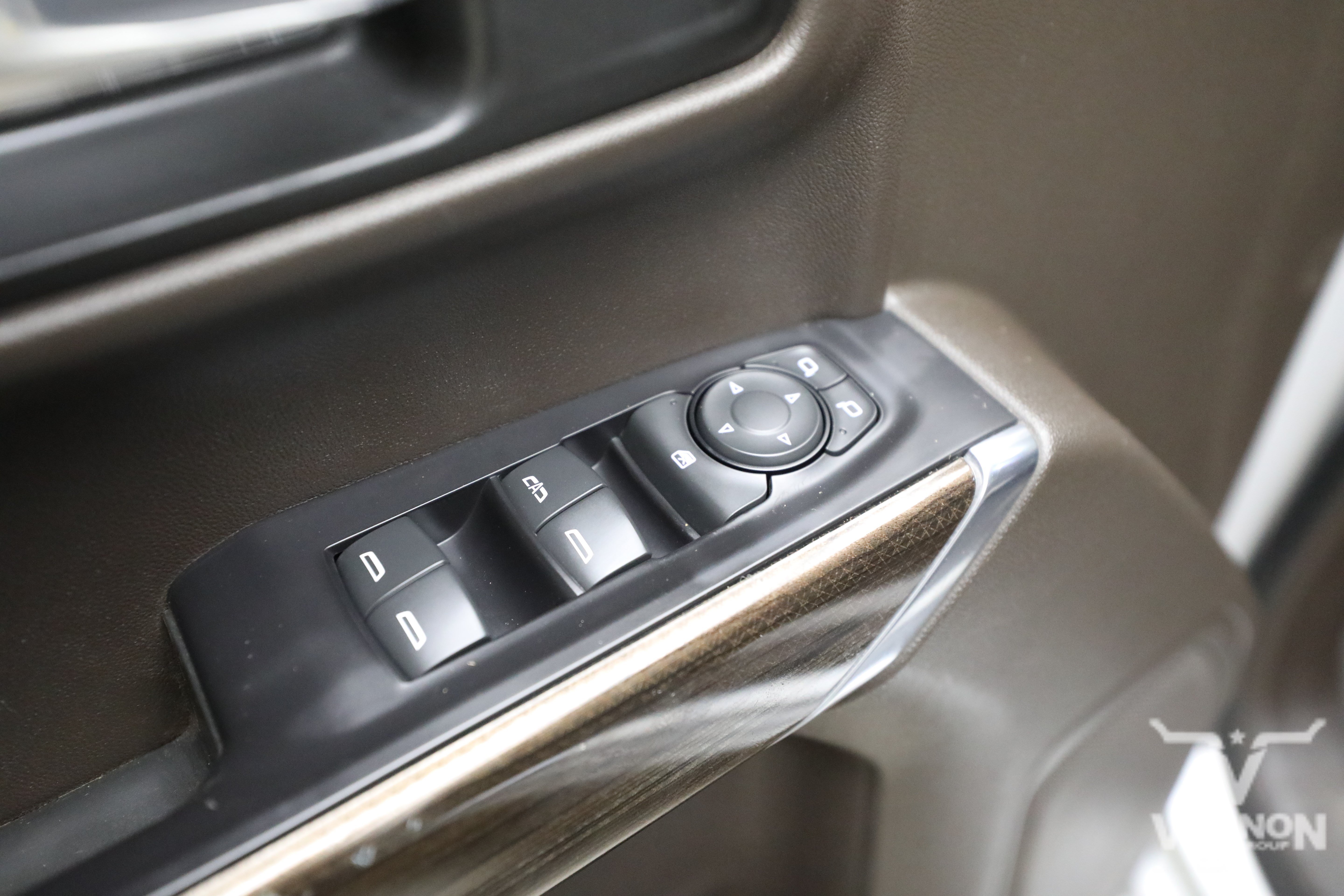 Used 2021 Silver Ice Metallic Chevrolet Y image 17