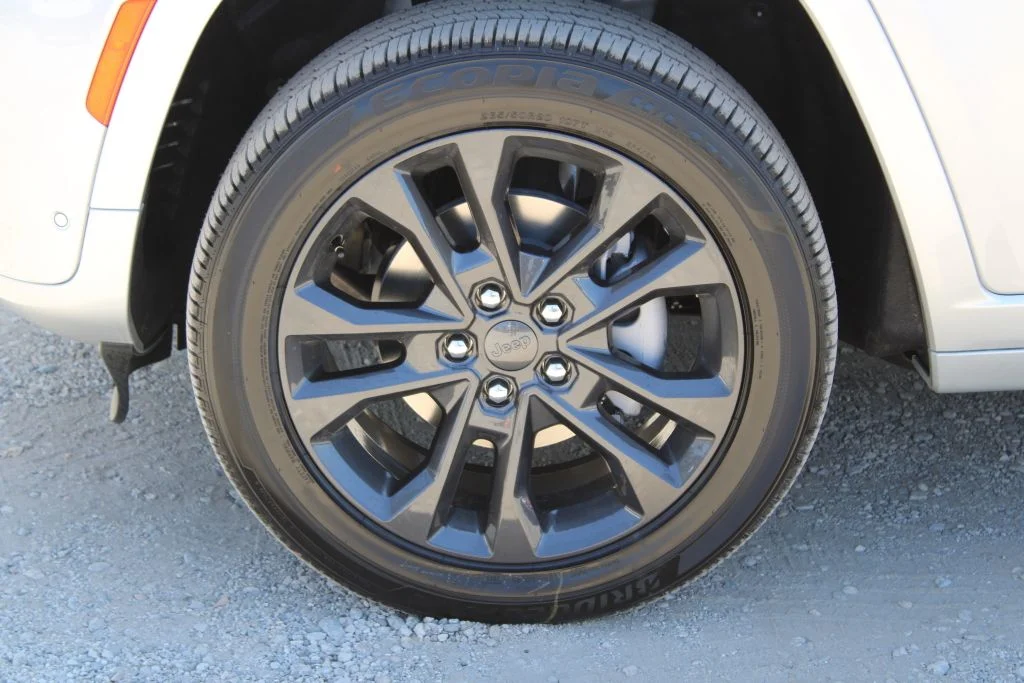 New 2026 Silver Zynith Exterior Paint Jeep Limited Reserve image 8