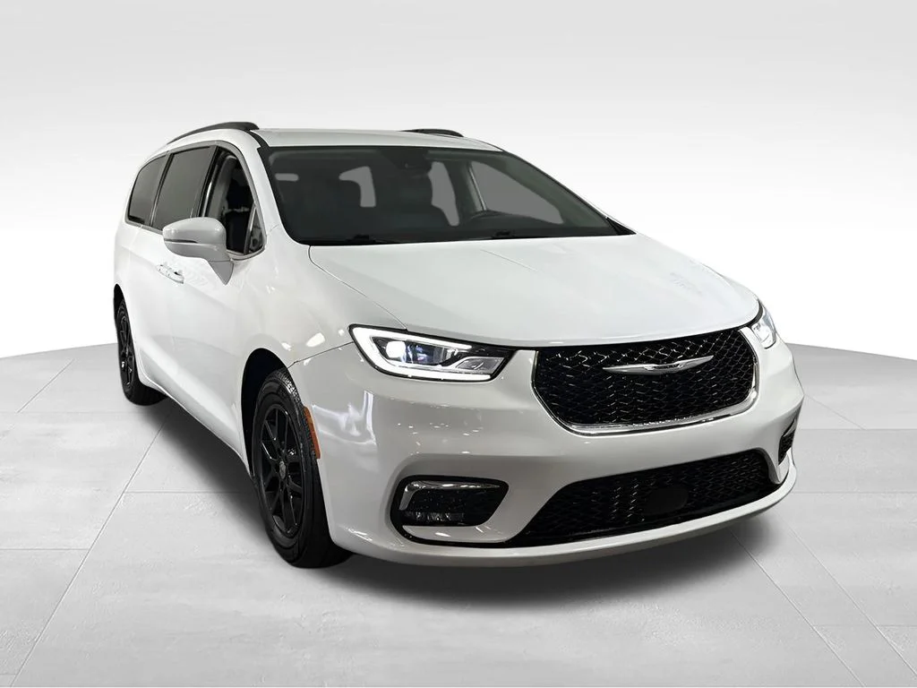 Used 2022 White Chrysler Touring L image 15